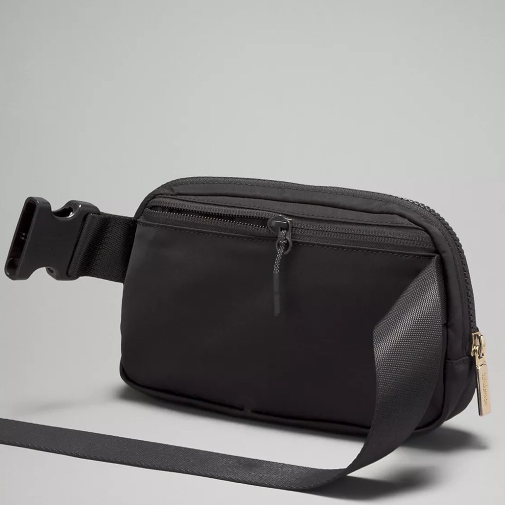 Lululemon Black & Gold Everywhere Belt Bag Crossbody Bag EBB Nwt - Picture 5 of 6